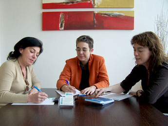 Personal de Itzea revisando documentacion